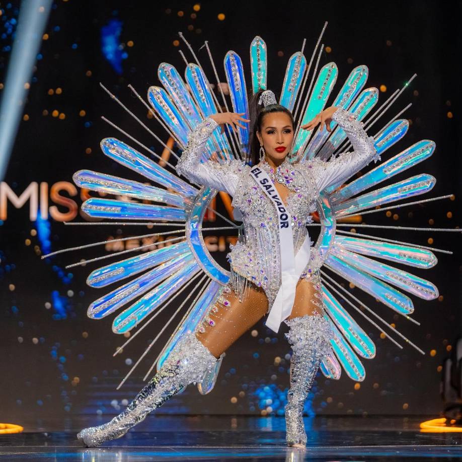 Cada concursante desfiló con un traje que representaba la esencia de su nación, desde los intrincados bordados hasta los accesorios tradicionales. Los trajes nacionales no solo destacaron por su belleza, sino también por las historias y significados que cada uno llevaba consigo. Fue una noche en la que la moda se convirtió en un puente entre culturas, uniendo a las naciones en una celebración de diversidad y patrimonio.