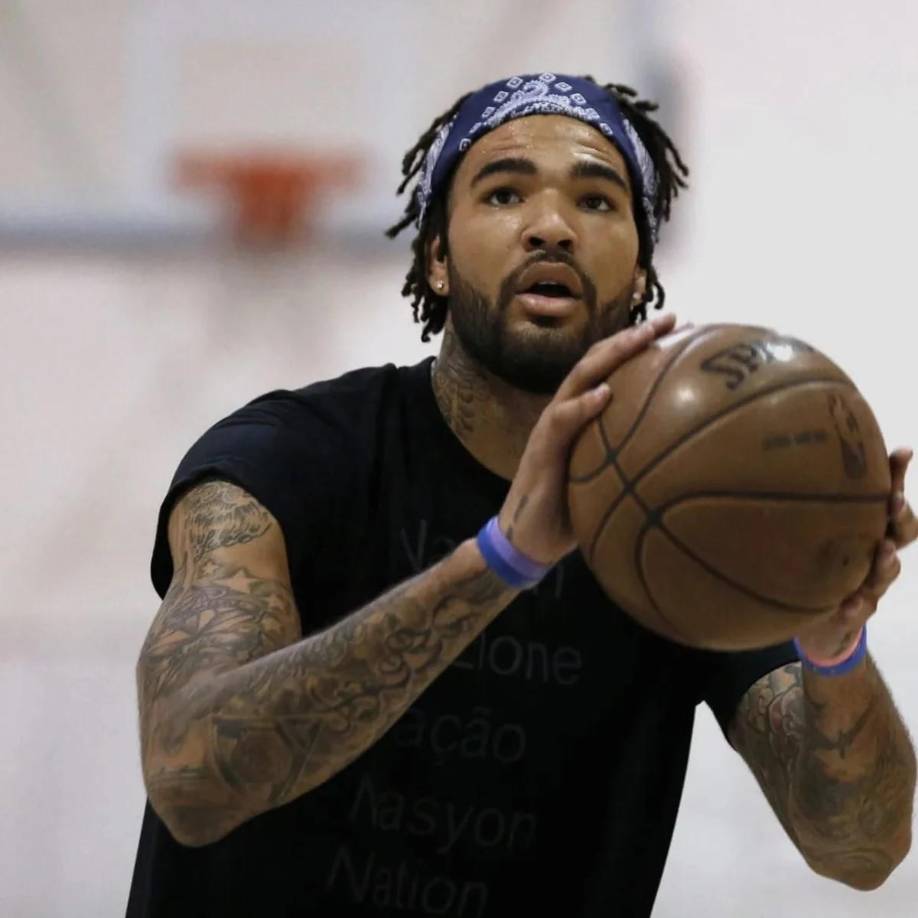 “Estaba tomando tantas pastillas que dormía todo el tiempo y cuando estaba despierto no estaba realmente ahí. No lo manejaba de la forma correcta, no pude despedirme de mi abuela con la que debía haber estado más en contacto. Fui un cobarde. Cada vez que hablaba con ella estaba peor y no quería verla así”, revela.