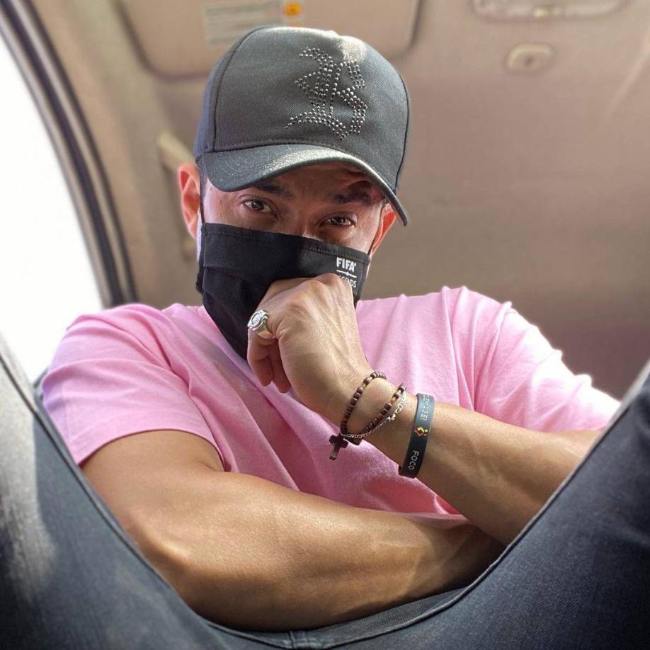  El cocinero se ha convertido prácticamente en un<b> portavoz del futbolista</b>. 