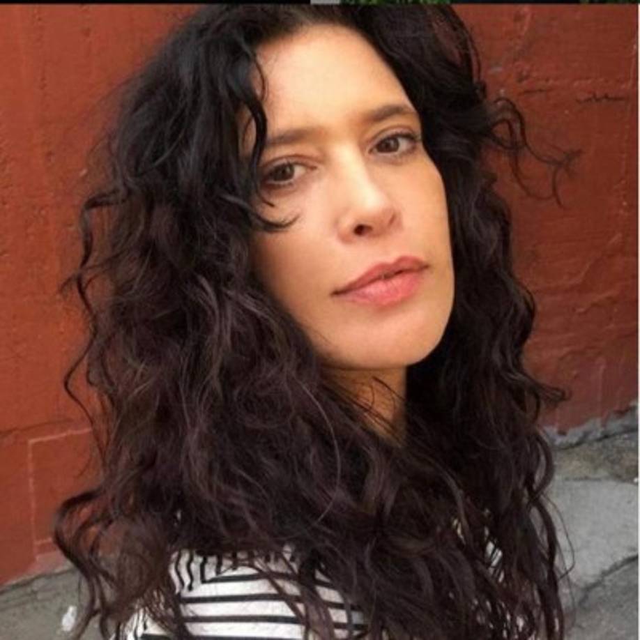 Angie Cepeda tiene su residencia en Los Ángeles, California, EEUU, donde también se cotiza en el mundo de la publicidad y los comerciales.