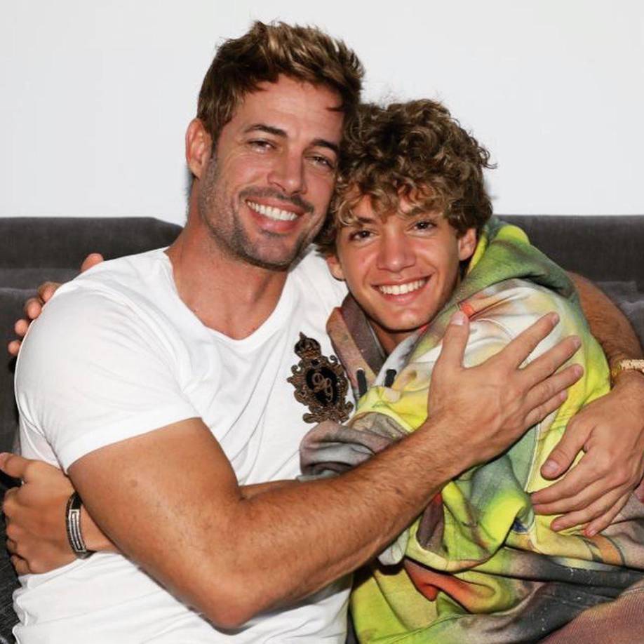 En redes sociales, el joven Christopher recibe bastantes comentarios y cumplidos de amor de sus seguidoras. Entre los que más figuran son: “No sé si ser la madrasta o la nuera de William Levy”.