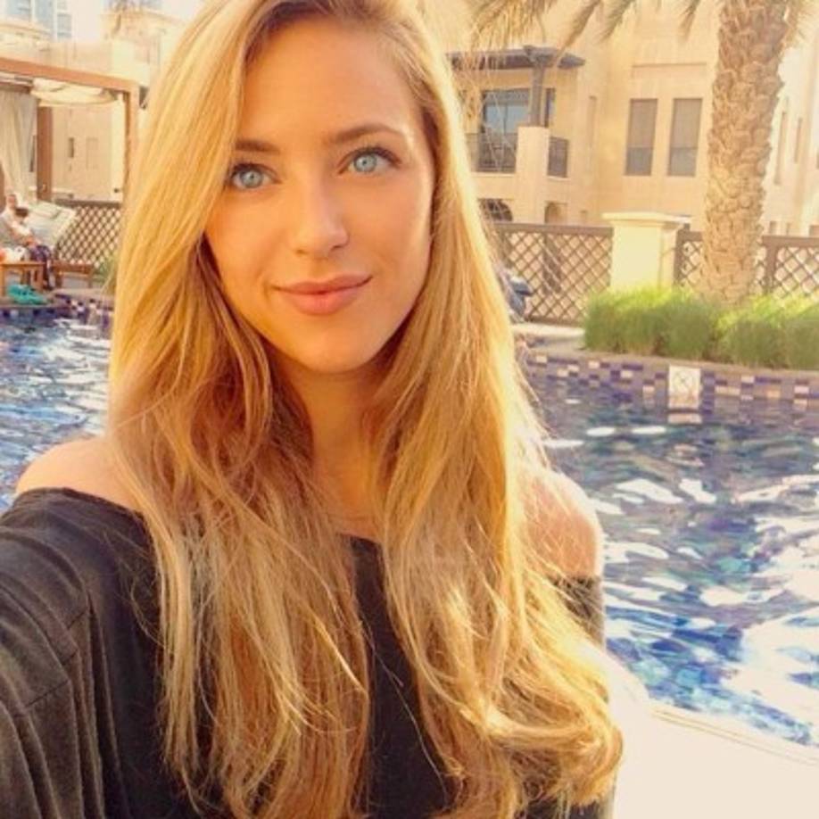 Ella es una joven bella catalana Laia Grassi.