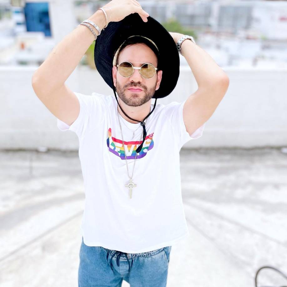 Este artista inició una carrera en el doblaje prestando su voz a personajes como El Niño Gurú y Menlo, entre otros. Su gran oportunidad llegó con la serie animada Recreo, donde dio vida al grandulón Mikey. Según mencionó el perfil de Instagram Si al doblaje mexicano, la intención del famoso era realizar a T.J. Detweiler, en el mismo programa.