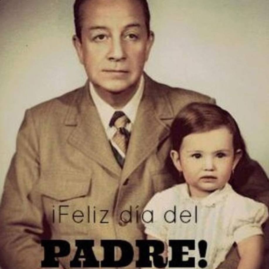 Conoce sus orígenes<br/>En el mundo artístico la cantante se hace llamar Thalía, pero su nombre real es Ariadna Thalía Sodi Miranda, hija del escritor, científico y criminólogo Ernesto Sodi Pallares y de la empresaria Yolanda Miranda Mange. Llegó al mundo el 26 de agosto de 1971 siendo la menor de cinco hermanas: Laura, Federica, Gabriela y Ernestina, y por sorprendente que parezca, inició su carrera cuando sólo tenía un año de nacida, en un comercial de refrescos; continuó su camino en las artes a los cuatro años estudiando ballet en el Conservatorio Nacional de Música.<br/>
