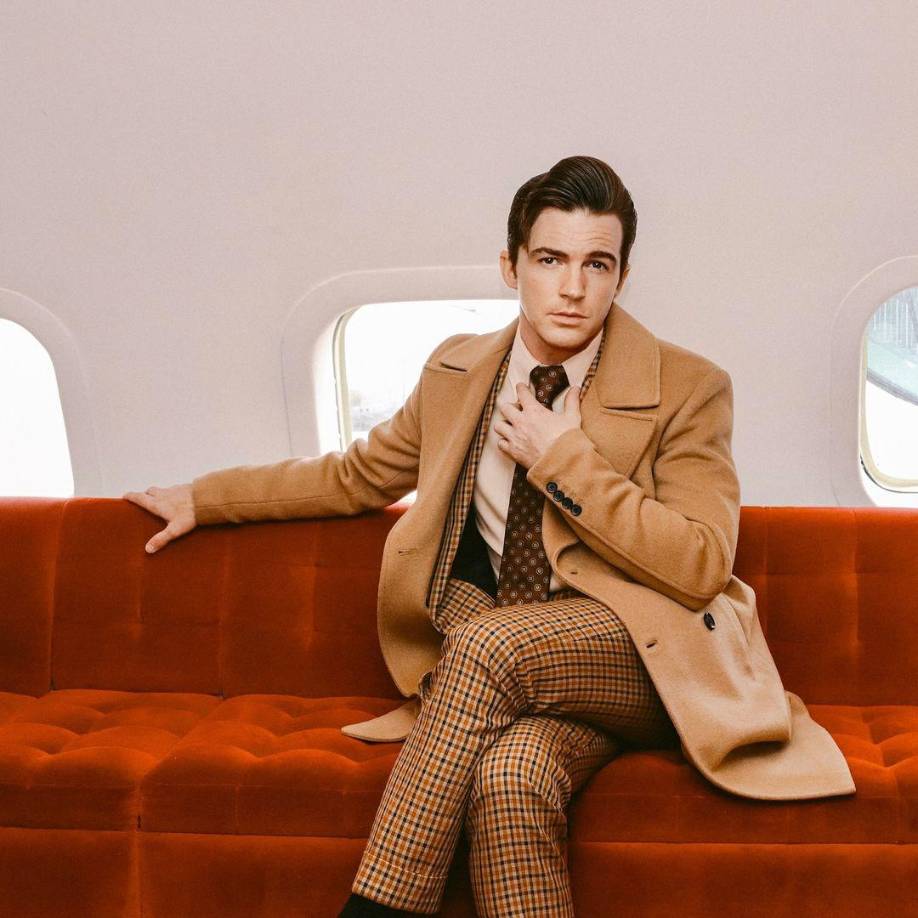 A principios de este año, Bell, de 38 años, reveló en el documental de televisión Quiet on the Set: The Dark Side of Kids que durante sus años en Nickelodeon, su entrenador de diálogo Brian Peck lo había agredido sexualmente repetidamente desde que Bell tenía 15 años; Peck fue arrestado en 2003 y condenado por conducta lasciva con una menor. 