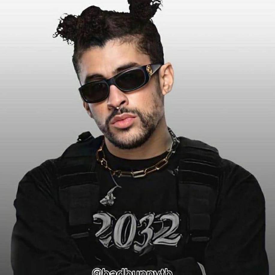 Un par de moños recogidos.