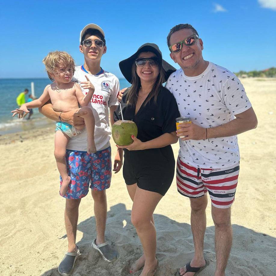 Rodríguez también lució un sofisticado sombrero negro y lentes oscuros, combinados con su traje que dejó un pequeño escote en el pecho y sus torneadas piernas al descubierto.