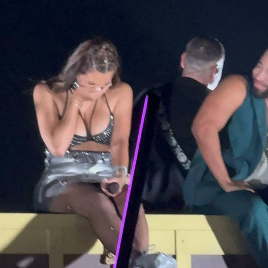 Luego del beso, que parecía “normal” porque se dio por hecho que ella era soltera, se difundió una noticia que está dando de qué hablar: su entonces esposo le pidió el divorcio, luego de 10 años de matrimonio e hijos de por medio. 