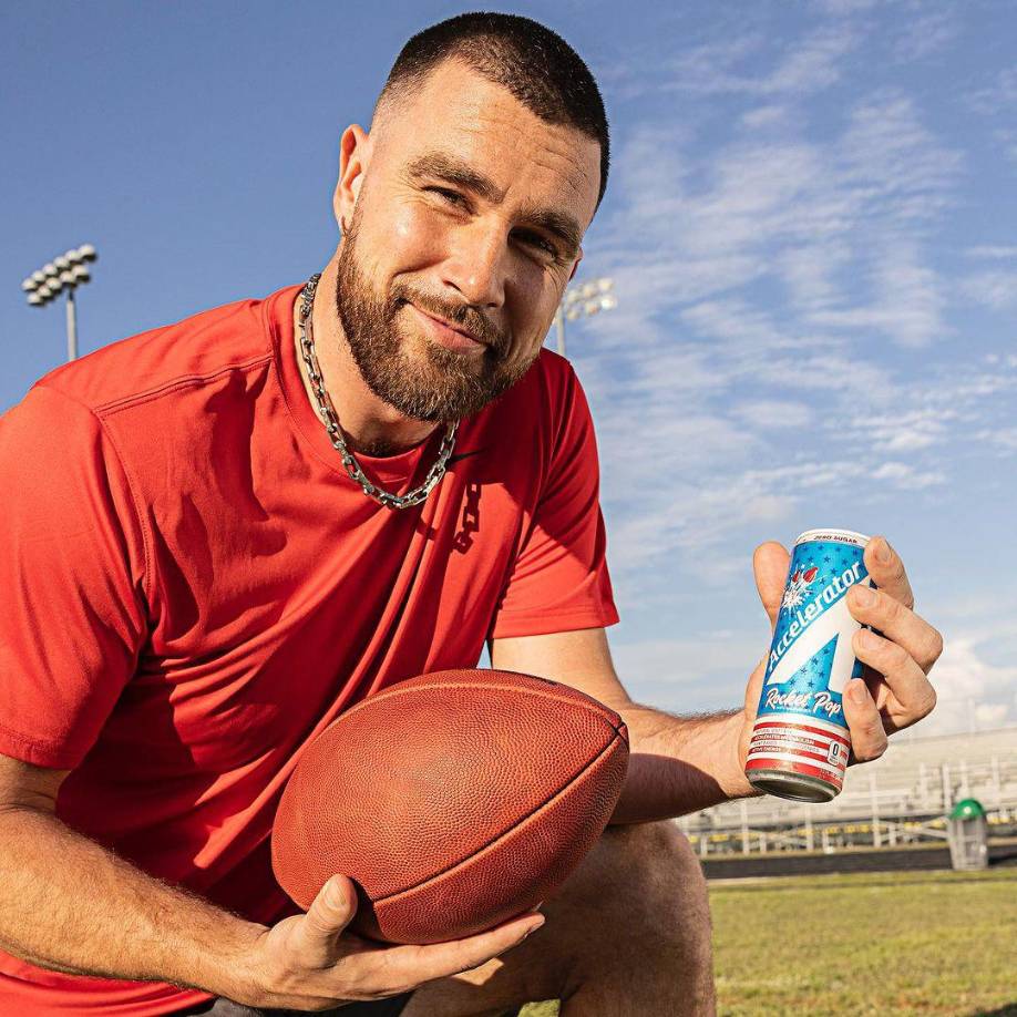 Al momento de iniciar su vida universitaria, Travis Kelce se matriculó en la <i>Universidad de Cincinnati</i>, donde formó parte del equipo de fútbol americano, los <i>Cincinnati Bearcats</i>. Una de las razones fundamentales que lo llevó a elegir esta institución fue la presencia de su hermano mayor, quien ya estudiaba allí y ocupaba la posición de guardia izquierdo en los <i>Bearcats</i>.