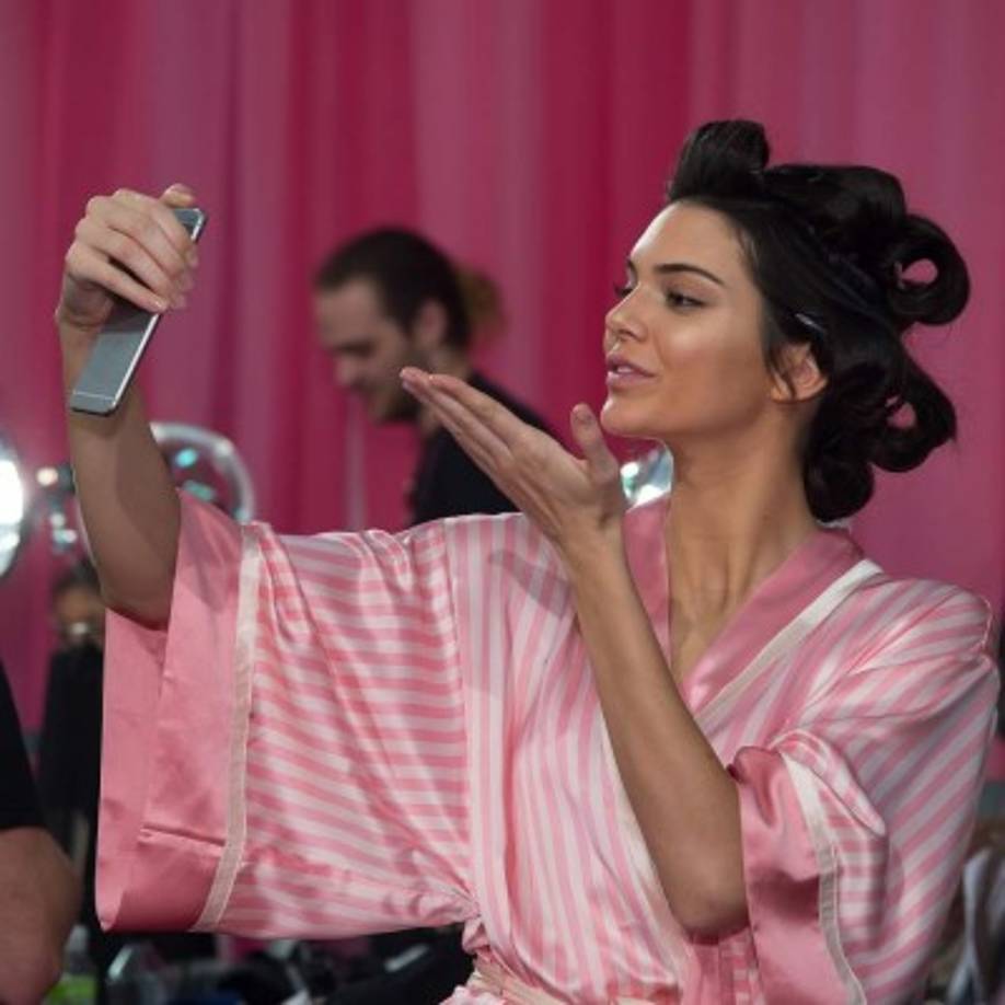 Kendall no dejaba de tomarse selfies mientras se prepara para el gran evento de la firma de ropa interior más famosa del mundo.