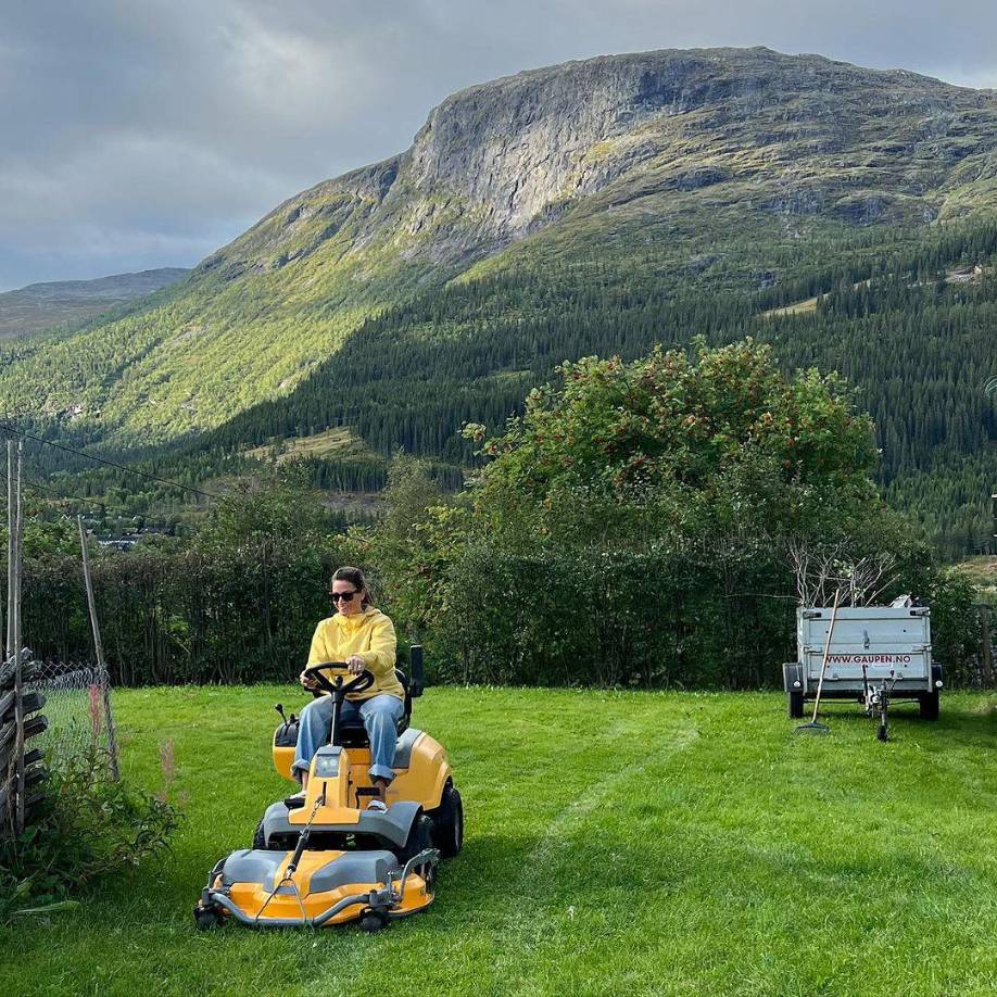 Según la revista Women’s Health, también está casada con un médico noruego llamado Sven Kristijar Skaya y tienen dos hijos juntos. ”A Sven le encanta el aire libre y las montañas y no estaba listo para mudarse a Londres”, dijo a los medios ingleses en 2018.