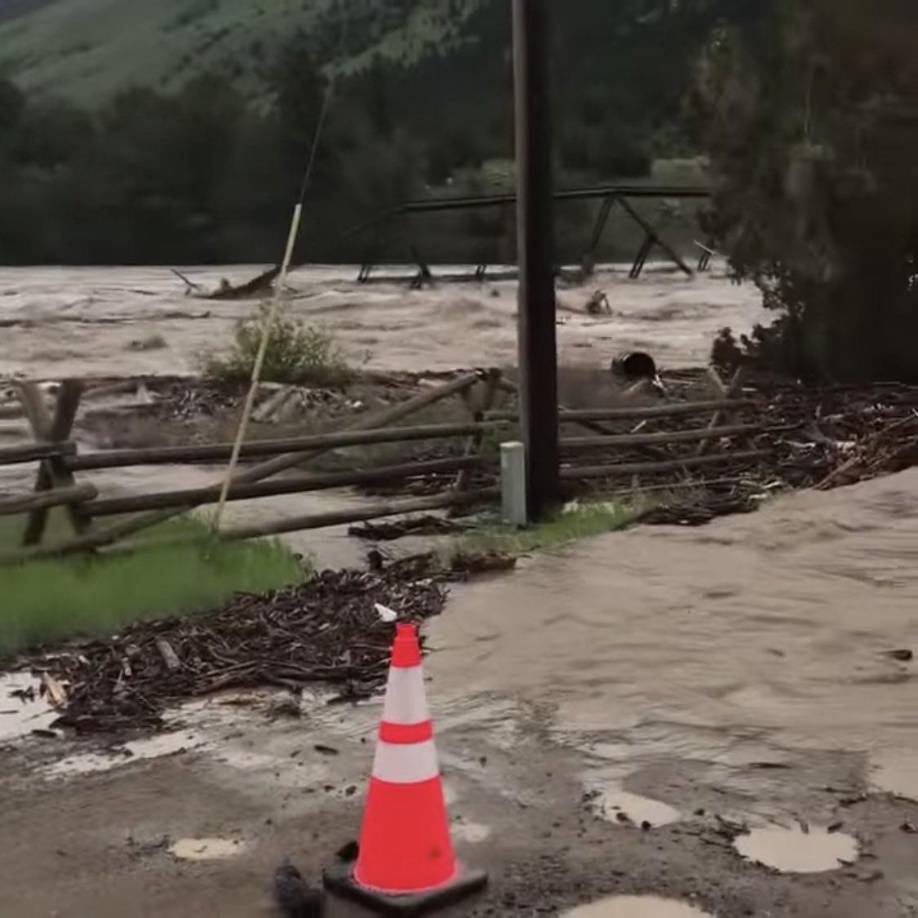 “No sabemos cuándo se podrá reabrir hasta que las aguas de la inundación bajen y podamos evaluar los daños en todo el parque”, aseguró Sholly para terminar añadiendo que “es muy probable” que la zona norte permanezca cerrada “durante un tiempo”.