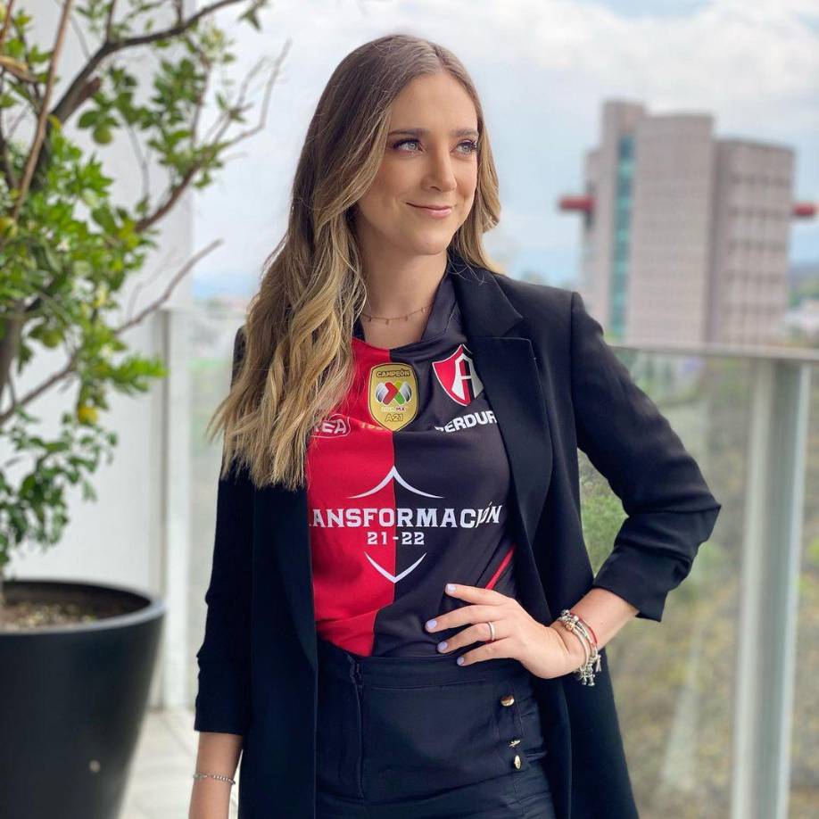 Ashley González es otra de las famosas y hermosas chicas que siente un amor incontrolable por los rojinegros del Atlas.