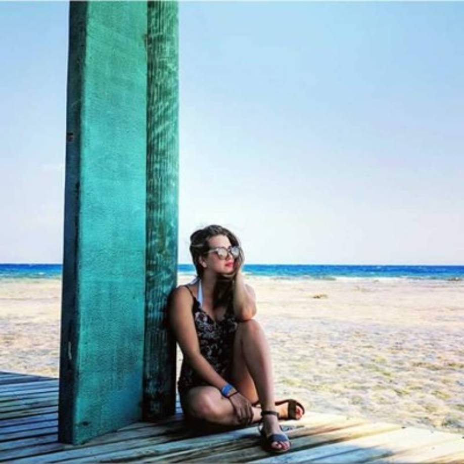 Georgina Hernández, presentadora de Diez TV en Go TV, de vacaciones en Roatán.