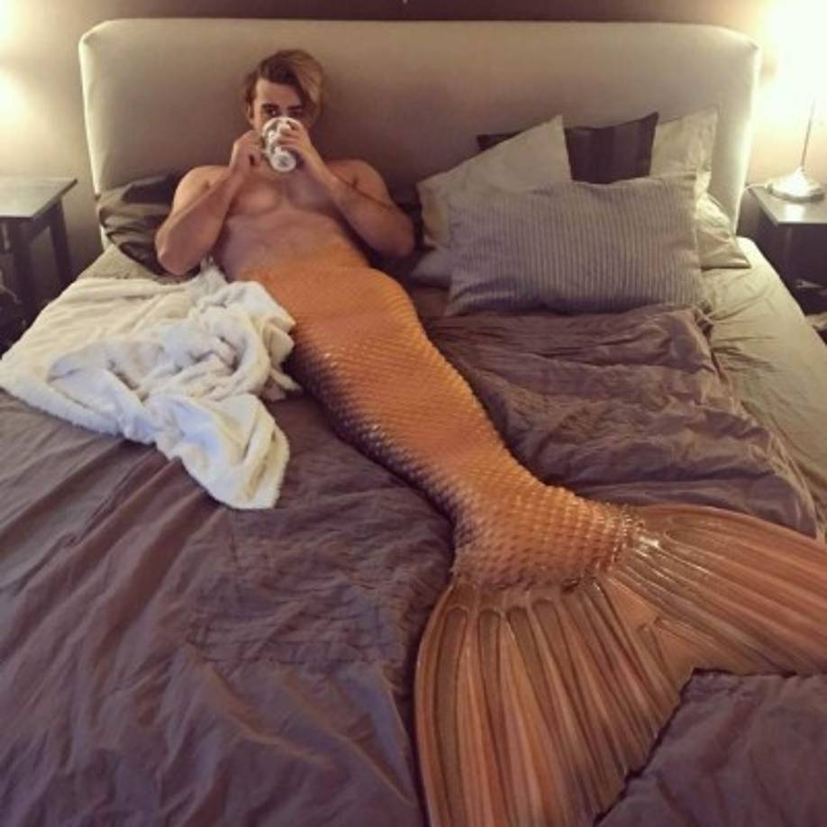 Christian publica regularmente sus escapadas de sirenas en su Instagram, donde se filmó a sí mismo desempacando la cola escamosa por primera vez, naturalmente vistiendo un suéter de la Universidad de la Sirena.