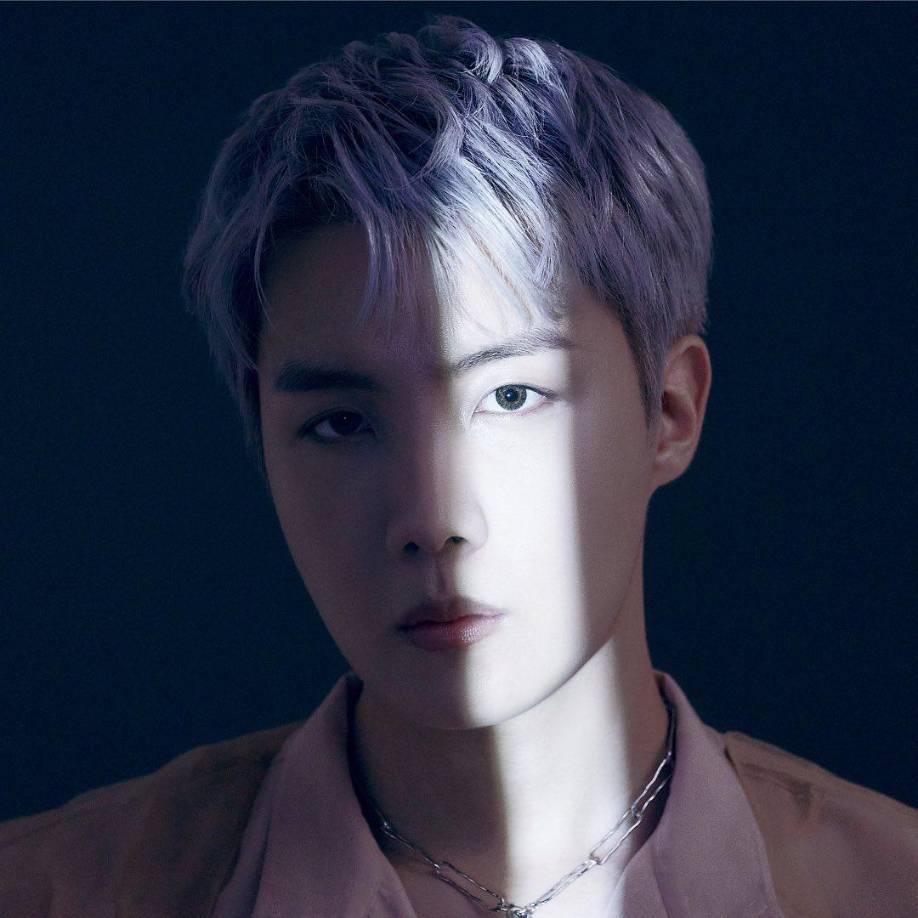 J-Hope será el primero en lanzar su primer disco como solista. Tiene programada una presentación en el festival musical Lollapalooza! Con su presentación, se convertirá en el primer artista surcoreano en liderar un escenario tan relevante como este. Los integrantes de TXT también fueron invitados. J-Hope se presentará el domingo 31 de julio del 2022. El festival se desarrollará en el Grant Park, Chicago.