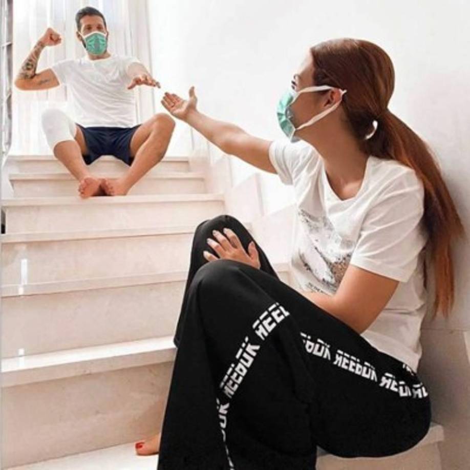 El defensa argentino Ezequiel Garay, del Valencia, se está recuperando del coronavirus y así ha sido el conmovedor reencuentro con su esposa Tamara Gorro luego de que el jugador superara la enfermedad.<br/><br/>'¡UN PASO MÁS! Y aunque no podamos besarnos y abrazarnos, estamos juntos. Celebrando que el aislamiento terminó, y felices porque un paso más hoy en día es una victoria. Estamos siguiendo las indicaciones médicas: después de estar en aislamiento se debe continuar catorce días más en cuarentena, manteniendo la distancia y las mascarillas', escribió el central.