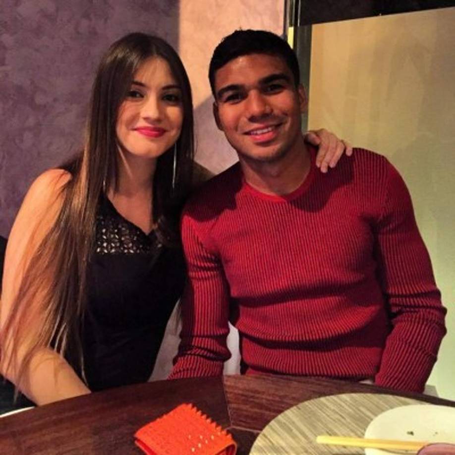 Anna Mariana Ortega - Es la pareja de Casemiro. Se conocieron en 2011 y tres años después, en 2014, se casaron . Anna María apenas se ha dejado ver desde que Casemiro aterrizó en Madrid. La pareja tiene una hija, Sara (2).