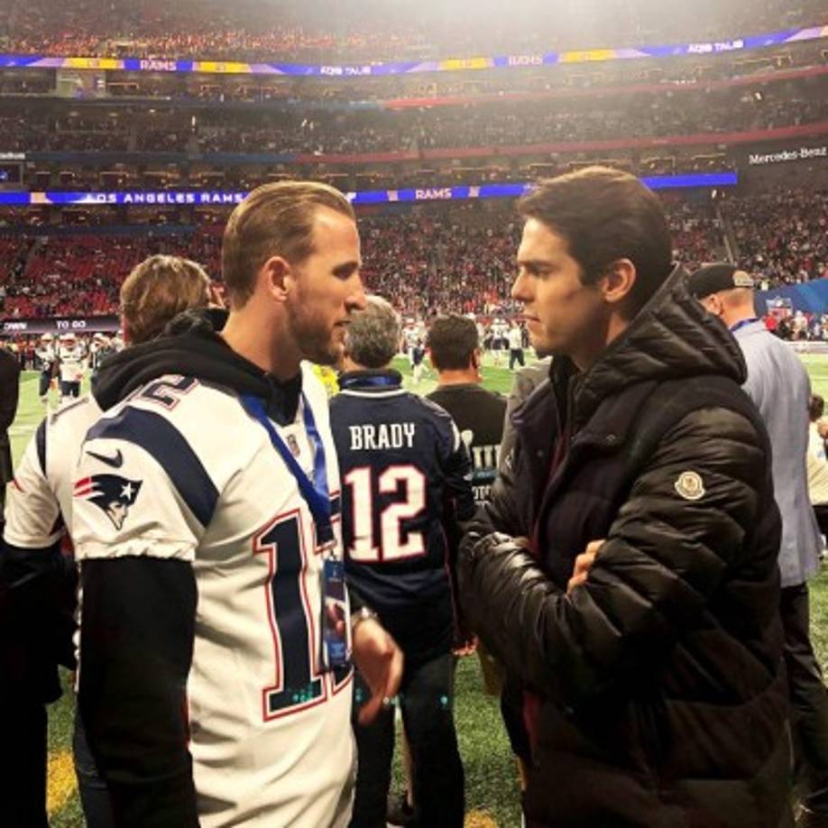 El futbolista inglés Harry Kane y el brasileño Kaká se encontraron en el césped de Mercedes Benz Arena de Atlanta en la previa de la Super Bowl 53.