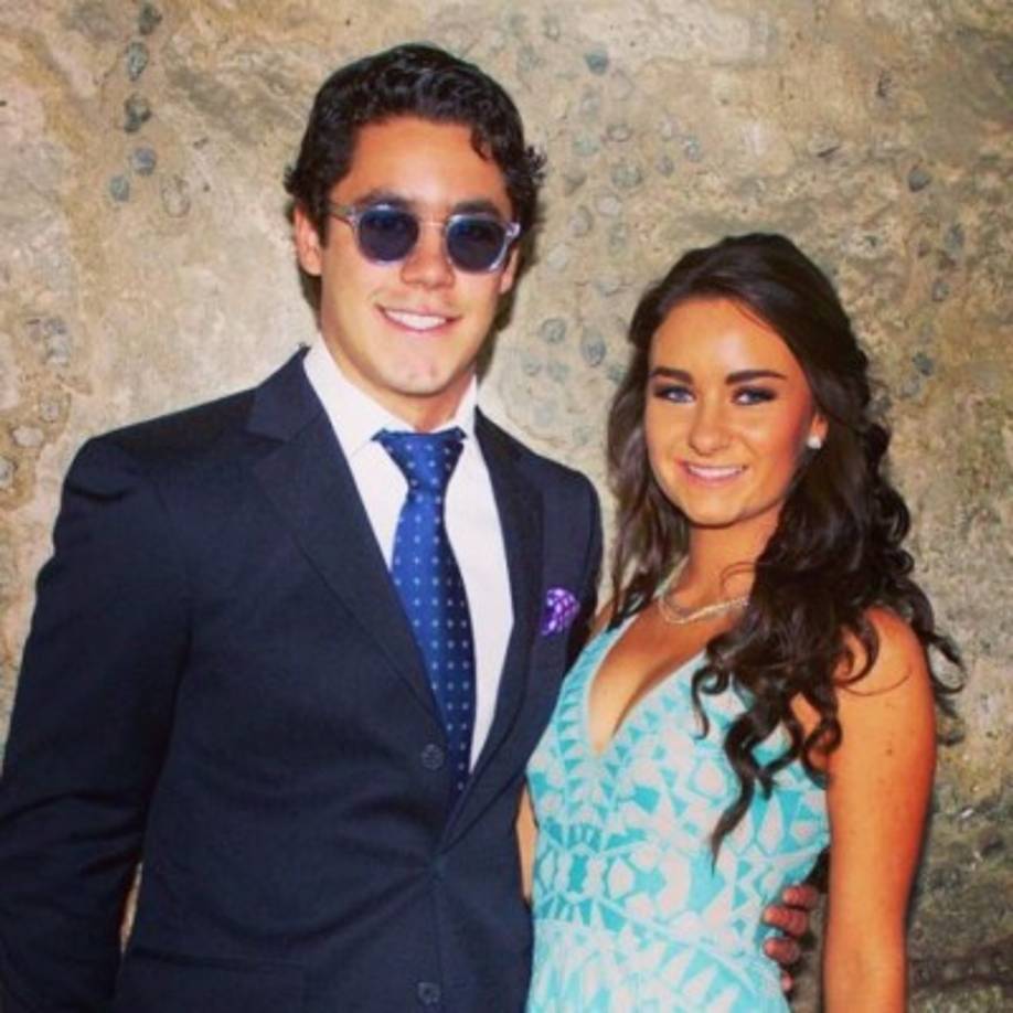 El joven parece no estar soltero, aunque no se ha confirmado si la chica de la foto es su actual novia.