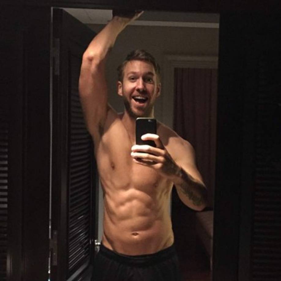 A Calvin Harris le encanta presumir su figura musculosa.
