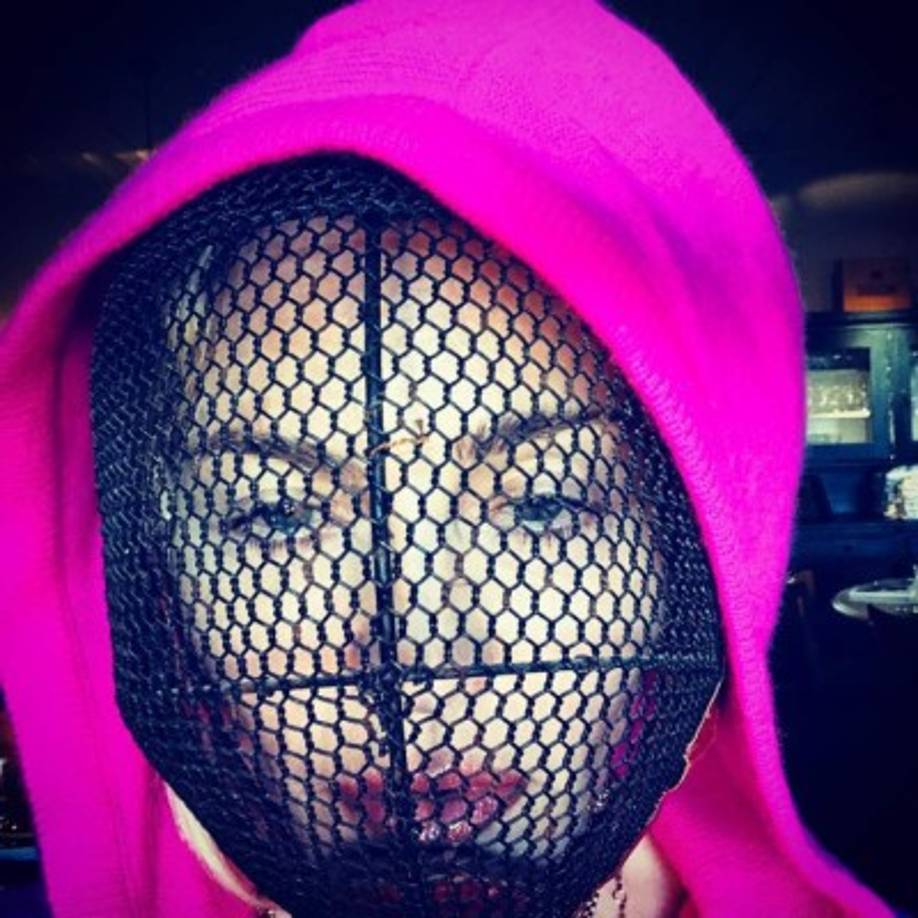 Usualmente Madonna ha tomado la costumbre de publicar fotos 'extrañas' como estas, y sus seguidores han crecido.<br/><br/>Sus fotos son la la única noticia que hemos tenido de Madonna quien ha estado alejada de los escenarios, aunque recientemente anunció que antes de cumplir 60 años volverá a realizar un tour con el nuevo disco que publicará en este 2018.