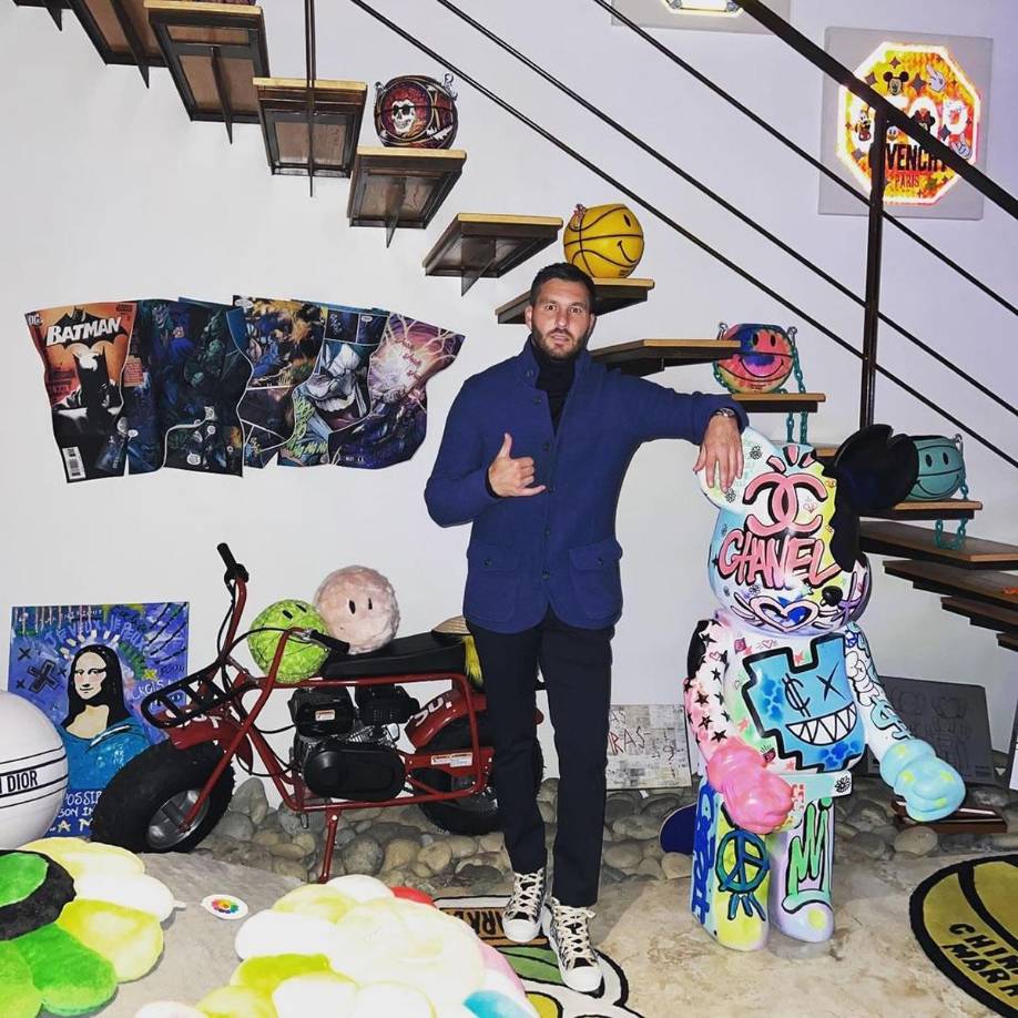 Asimismo, Gignac tiene un buen gusto por los bienes raíces, siendo una clara muestra de ello su lujosa mansión en Nuevo León.