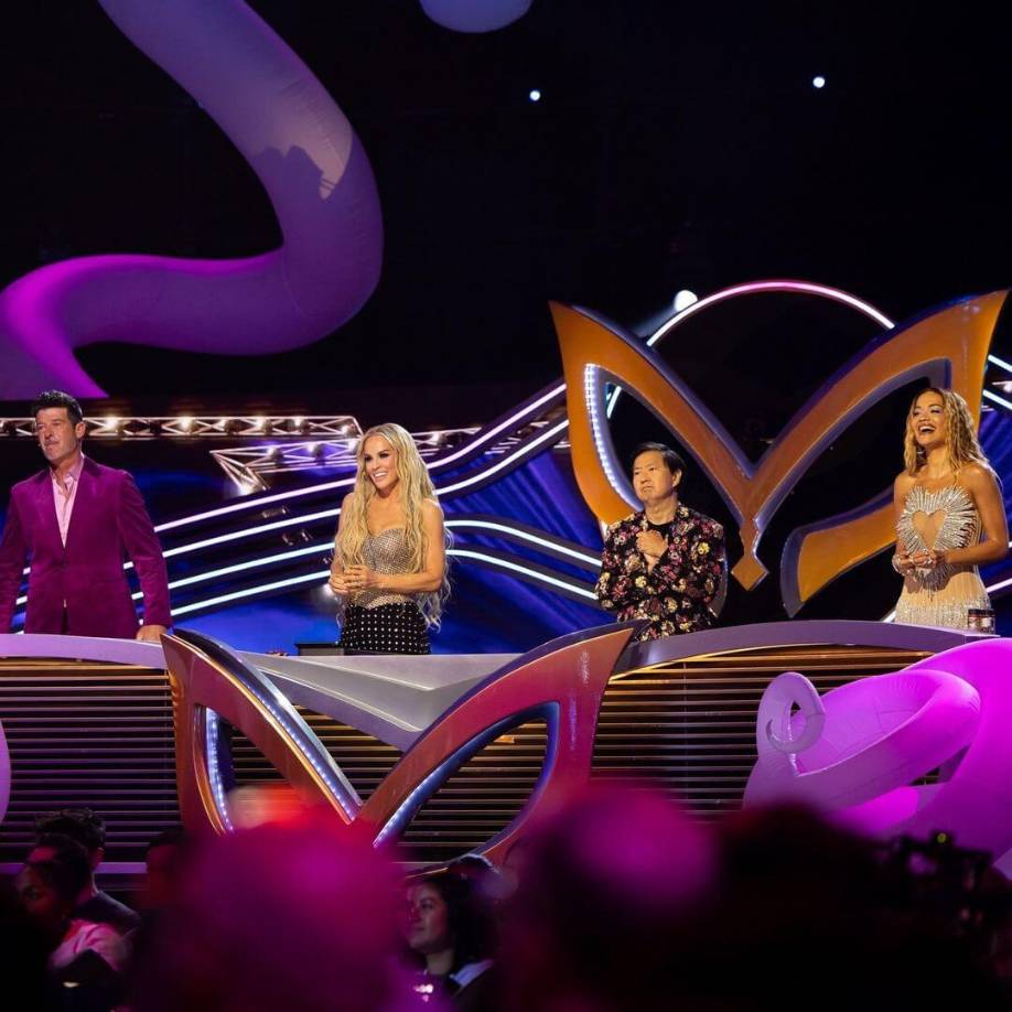 Las conjeturas de los jueces del programa fueron muy variadas: Robin Thicke elogió la energía “rockera” del Rey, pero no se le ocurrió que fuera el ganador del premio Teen Choice Award el que encajara con el perfil. Por su parte, Ken Jeong insistió en su conjetura de la semana pasada: Joe Jonas. 