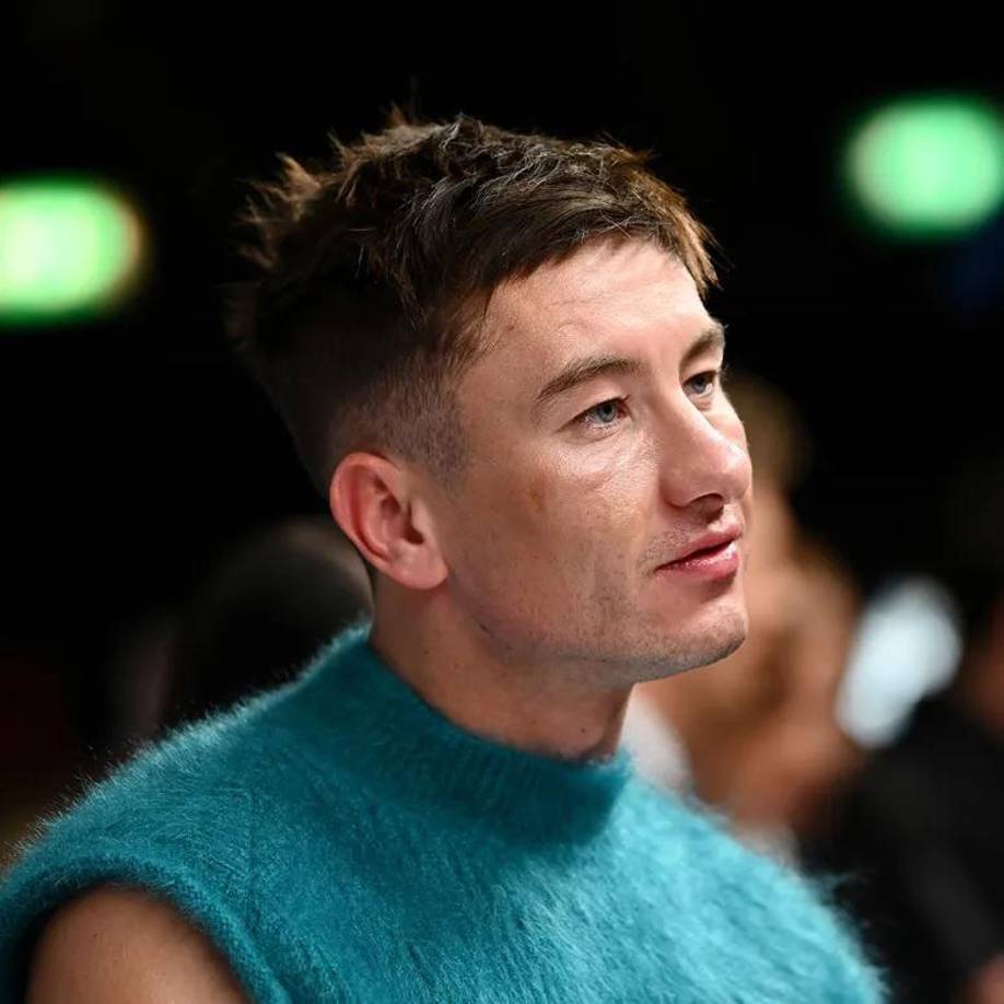 El artista de 32 años afirmó que las personas que lo han atacado cruzaron la línea al tratar de intimidar a su abuela, a quien considera como su madre, pues también le llegaron comentarios de odio por la situación. Incluso, el actor reveló que hubo gente que encontró la residencia de su abuela y llamaba a la puerta para insultarla. Cabe mencionar que recientemente Barry se sinceró sobre su difícil infancia en orfanatos y la muerte de su madre tras luchar contra su adicción. 