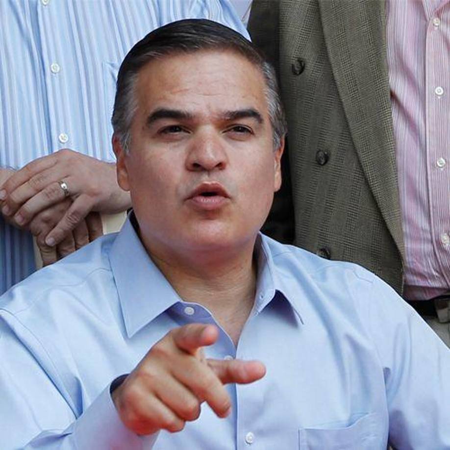 EE.UU. lo señala de socavar procesos o instituciones democráticas manipulando el resultado de las elecciones a la Corte Suprema de 2023 para su beneficio personal y político.para su beneficio personal y político. Rosenthal también utilizó su influencia con funcionarios para evadir la rendición de cuentas por aparentes violaciones de la ley hondureña por parte de funcionarios hondureños.de la ley hondureña por parte de la empresa de cable propiedad de su familia.