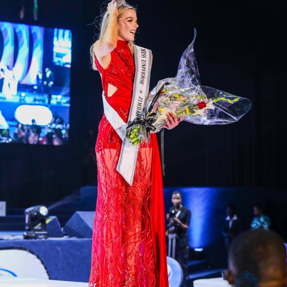 “No apoyo esto en absoluto y no estoy aquí para discutir con nadie si los negros deberían aprender a amarse y respetarse a sí mismos y dejar de enviar a una chica blanca para representar a “No apoyo esto en absoluto y no estoy aquí para discutir con nadie si los negros deberían aprender a amarse y respetarse a sí mismos y dejar de enviar a una chica blanca para representar a Zimbabue”, comentó la usuaria Natasja Sibanda en Instagram. 