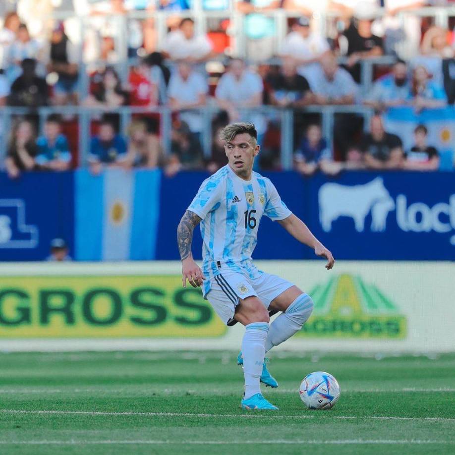 El defensor argentino Lisandro Martínez está muy cerca de pasar al Manchester United a cambio de unos 50 millones de euros. Su ficha le pertenece al Ajax. 