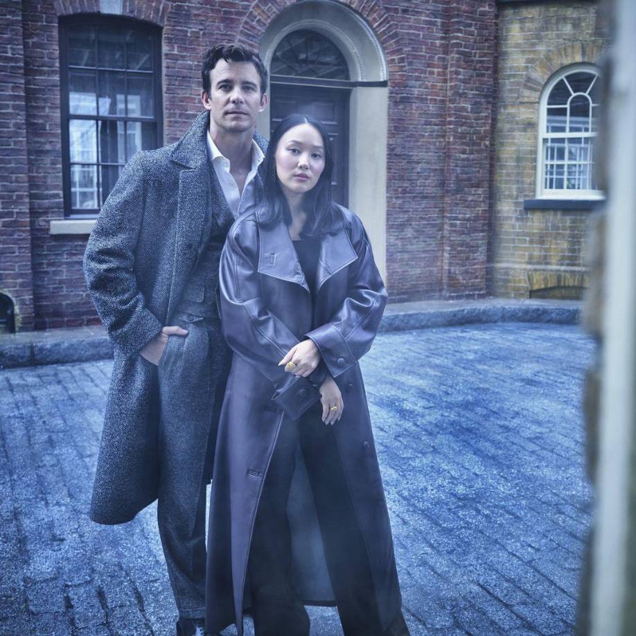 Según la sinopsis oficial, “la cuarta temporada de ‘Bridgerton’ se centra en el bohemio segundo hijo de Violet, Benedict. A pesar de que sus hermanos mayores y menores están felizmente casados, Benedict se resiste a sentar cabeza, hasta que conoce a una cautivadora Dama de Plata en el baile de máscaras organizado por su madre”.