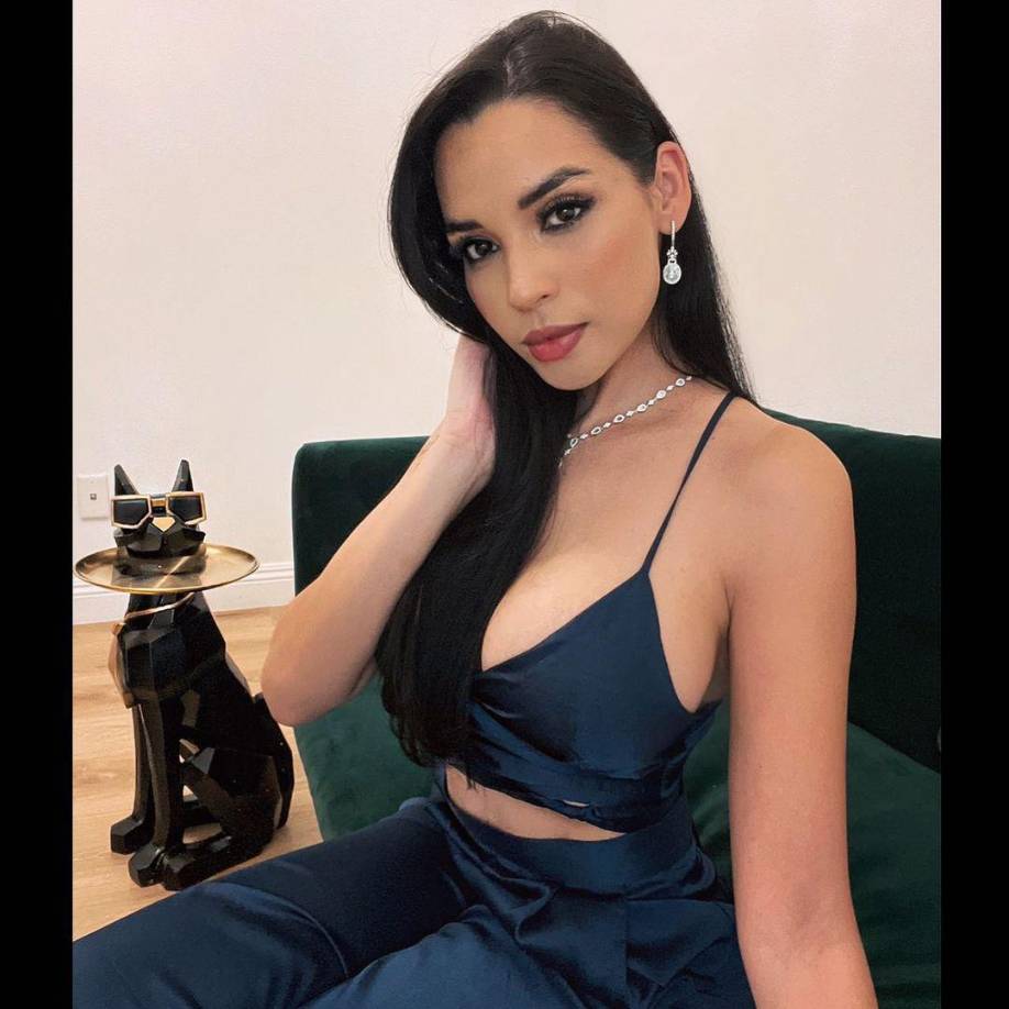 En la actualidad tiene alrededor de dos mil de seguidores en su cuenta de Instagram. Ella siempre recibe comentarios halagadores por su belleza física.