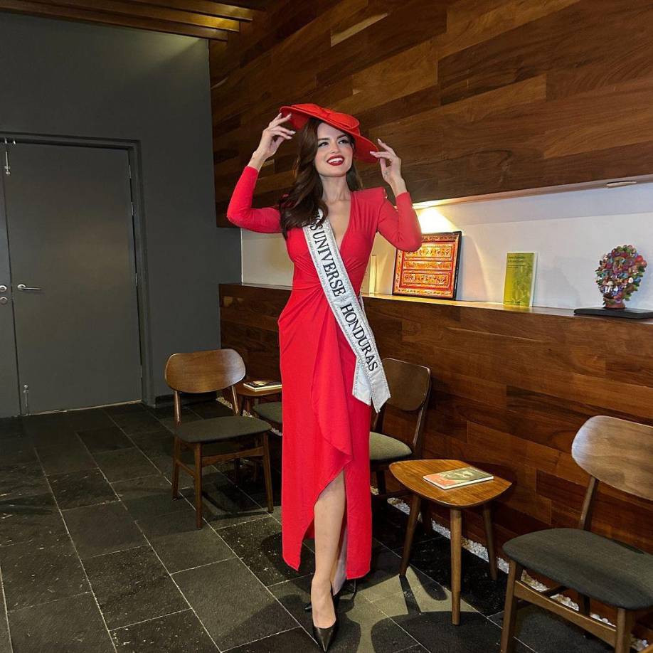 Desde su llegada, Stephanie ha sido el centro de atención por su elegante traje rojo con sombrero. En el aeropuerto, fue recibida por una multitud de fanáticos y medios de comunicación que esperaban ansiosos su llegada. Con una sonrisa radiante, saludó a todos y se mostró emocionada por la oportunidad de representar a Honduras en un escenario tan prestigioso.