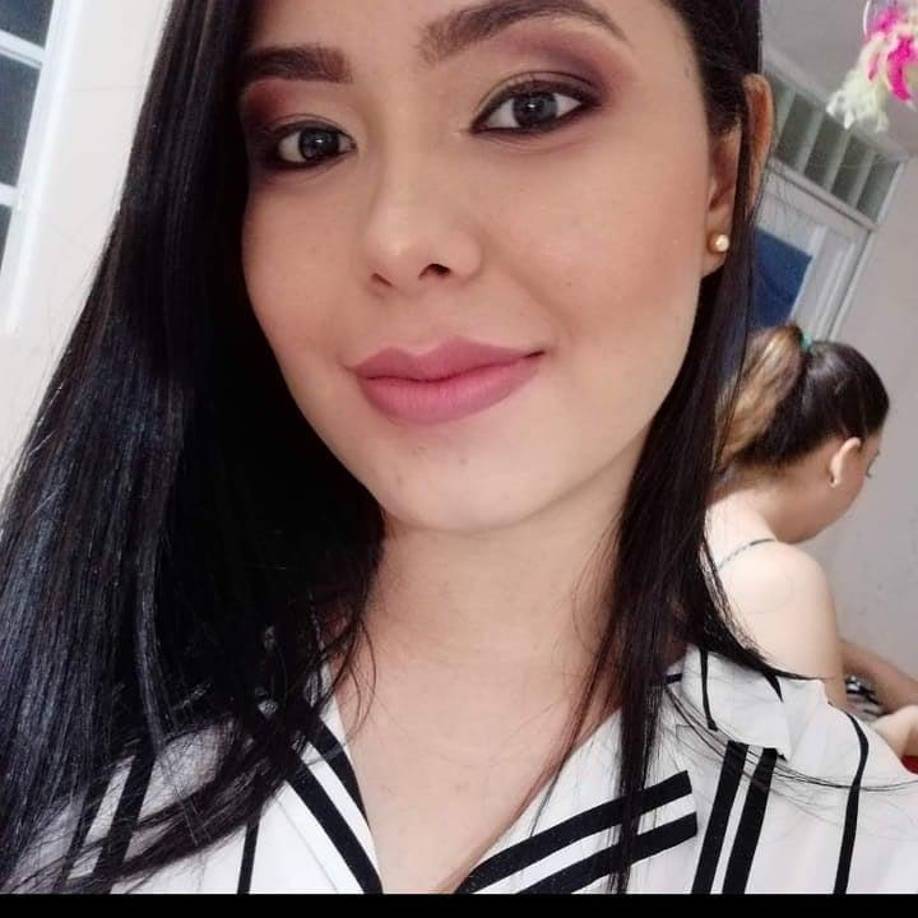 De acuerdo con las primeras investigaciones, sicarios llegaron repentinamente y dispararon en contra del novio de Manuela, pero los disparos fueron para la joven de 23 años.