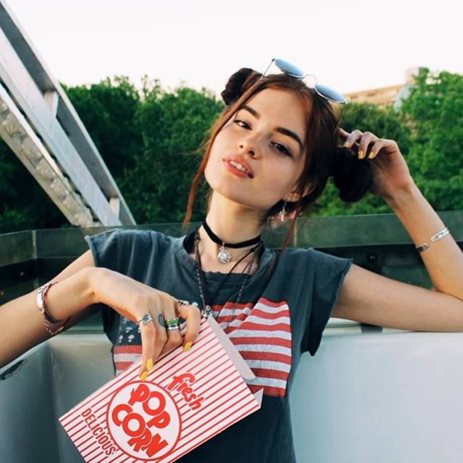 A los 12 años realizó su primera sesión fotográfica como modelo, pero dijo que no le gustó, que no quería dedicarse al modelaje ya que le tocaría viajar mucho y eso afectaría sus estudios. 