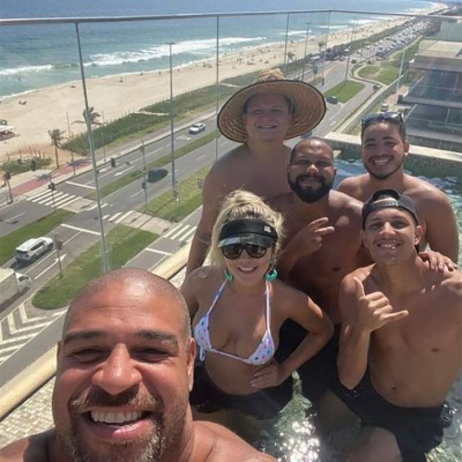 Adriano se mudó a un hotel en Barra de Tijuca, exclusiva zona de Río de Janeiro a orillas del mar. Comparte detalles de su vida en Instagram.