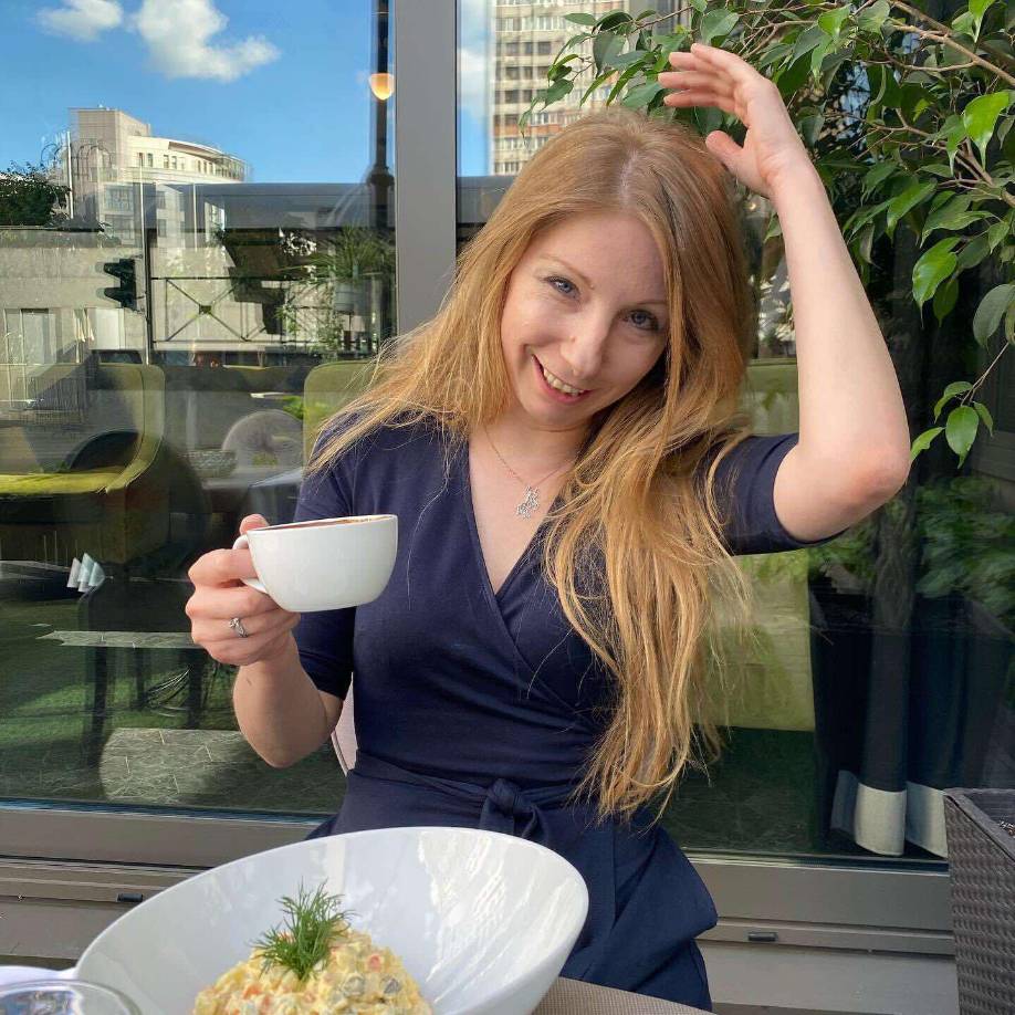 Estaba acompañada por tres colombianos que sufrieron heridas leves: el excomisionado de paz Sergio Jaramillo, el novelista Héctor Abad Faciolince y la periodista Catalina Gómez.