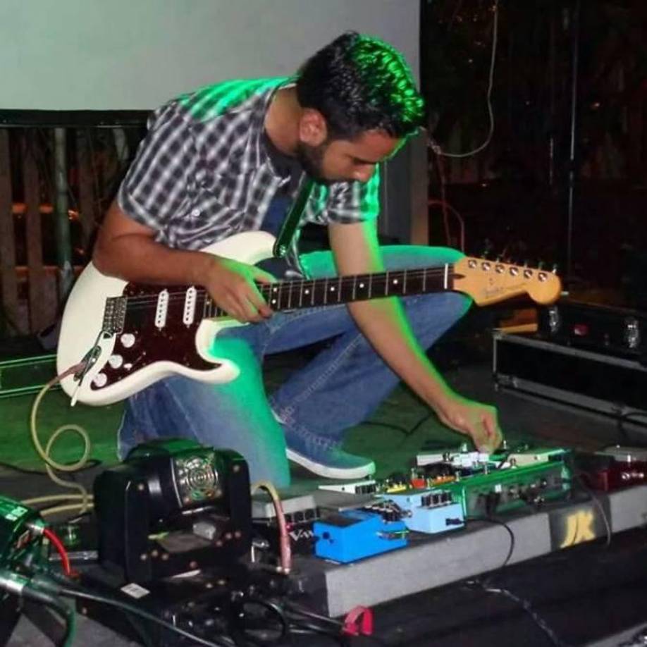 Además de eso, es un talentoso músico que toca guitarra en una iglesia evangélica.