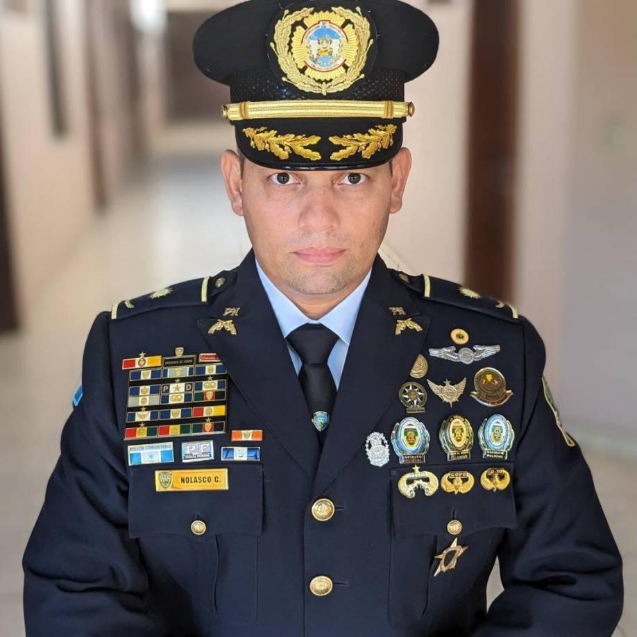 La confrontación inició cuando una patrulla policial, al realizar un recorrido por la zona, notó la presencia de armas visibles y solicitó los permisos correspondientes.