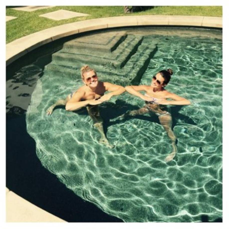 Hacer ejercicios en el agua es algo que Lea disfruta compartir con sus amigas.