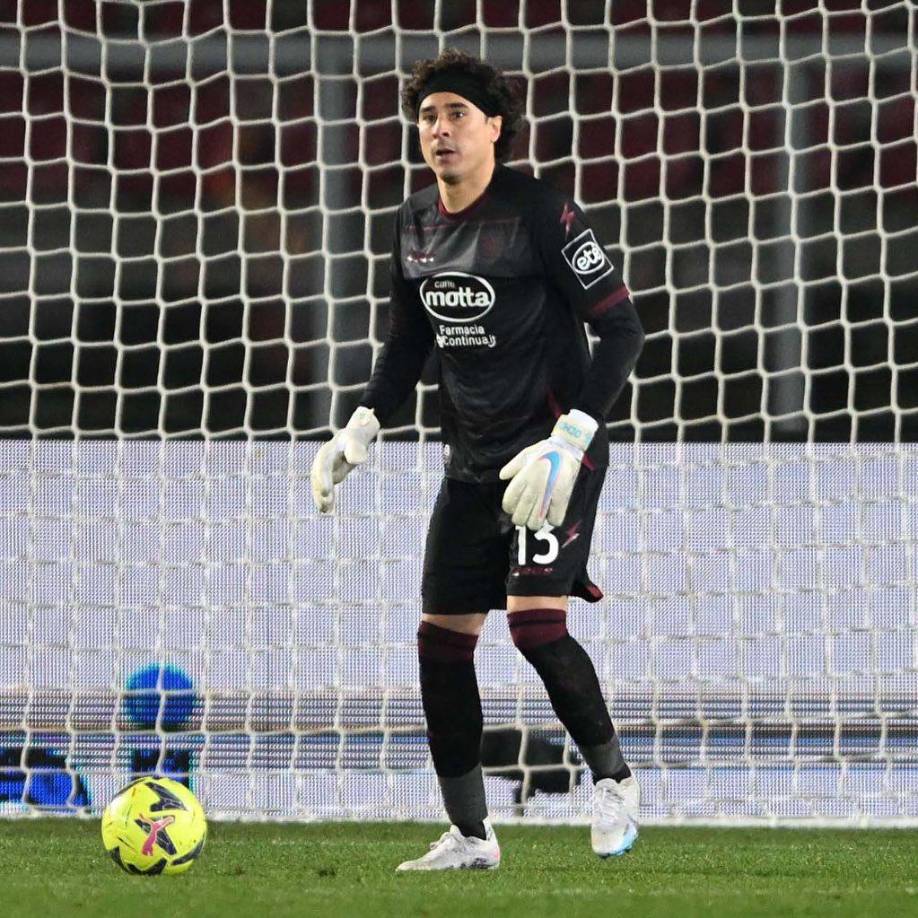 Lo que pasó con Memo Ochoa, es que su vuelo tuvo un accidente que alarmó al canterano del América, ya que el avión en el que iba presentó fallas mecánicas. 