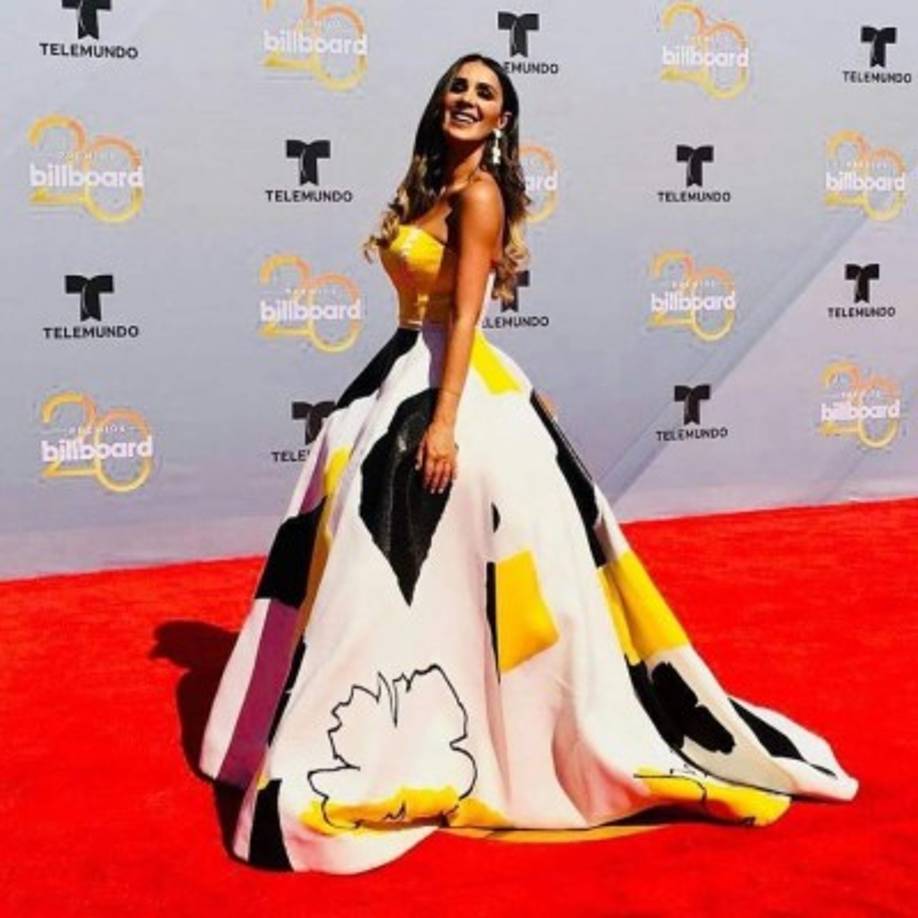 La actriz Catherine Siachoque fue otra de las que se lució con su atuendo. Espectacular.