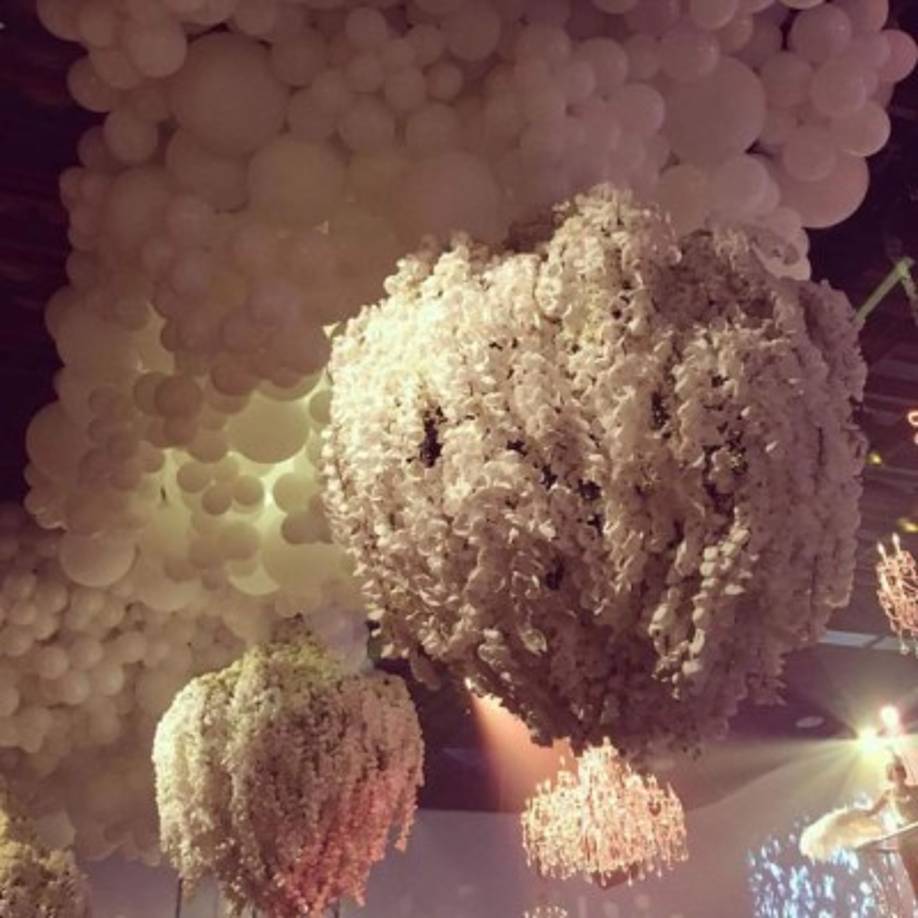 Dentro de los 250 inviatados no podían faltar Kanye West y algunos amigos cercanos de la familia como Chrissy Teigen, John Legend, Boy George, Melanie Griffith, Olivier Rousteing, Lisa Rinna y Corey Gamble.