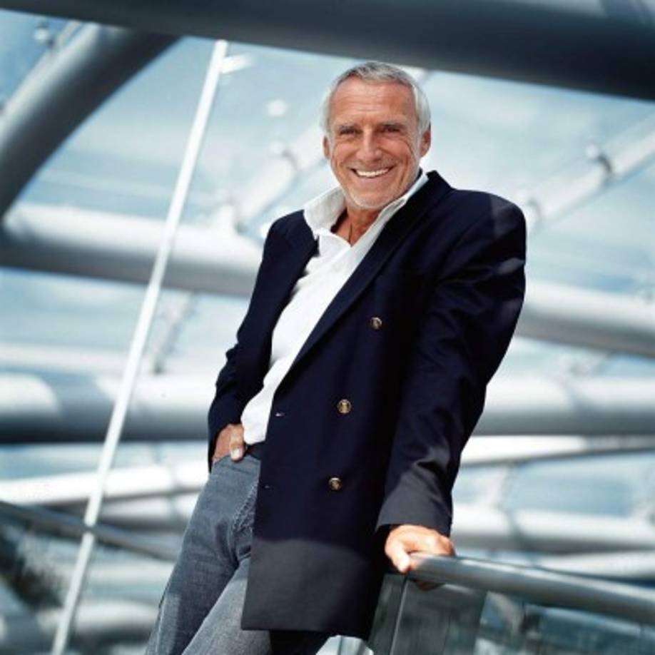 Además, Dietrich Mateschitz es cofundador de otras marcas deportivas de Red Bull. Posee el 49% de las acciones del productor de bebidas energizantes Red Bull.