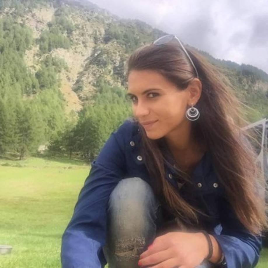 Elena tiene un bello rostro.