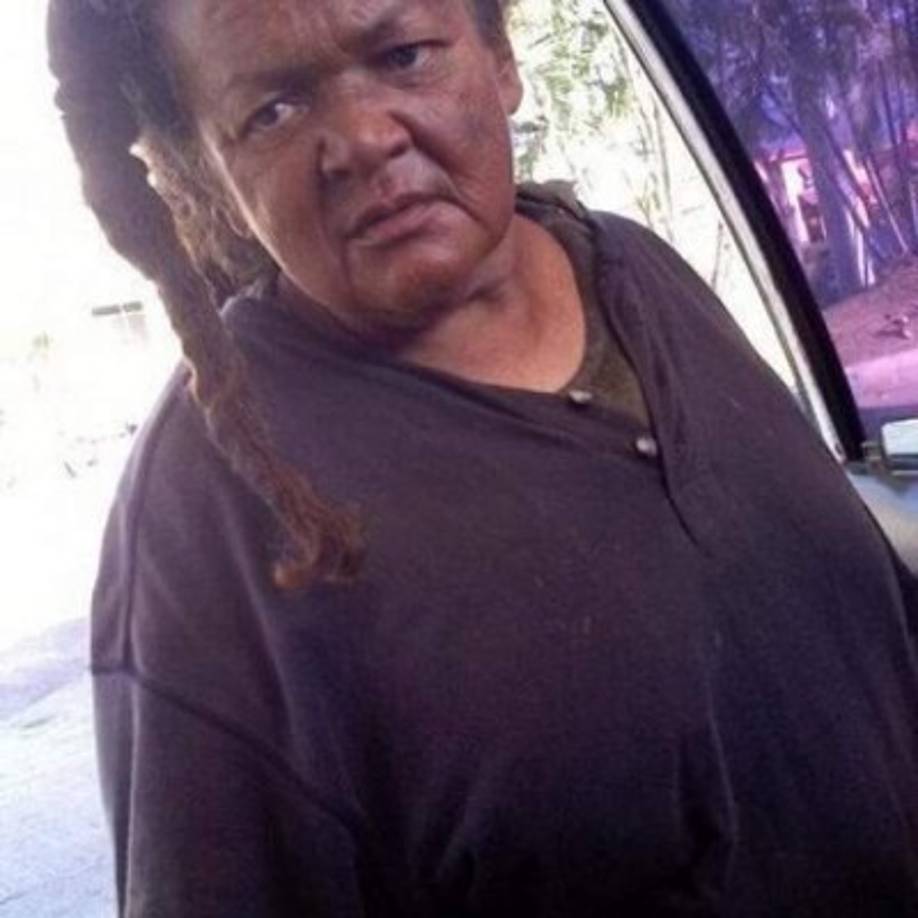 Se desconoce el verdadero nombre de la señora, pero es popularmente llamada 'Doña Nicotina' y es conocida por pedir '100 centavos' frente a las instalaciones del City Mall de San Pedro Sula.