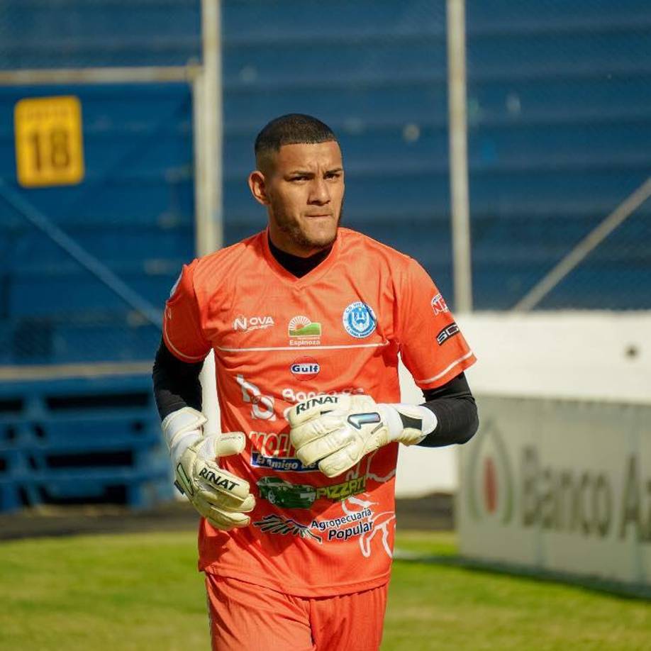 El portero hondureño Esaú Martínez del Victoria decidió renunciar a su carrera como futbolista a sus 24 años de edad. El arquero ha decidido quedarse a vivir en Estados Unidos.