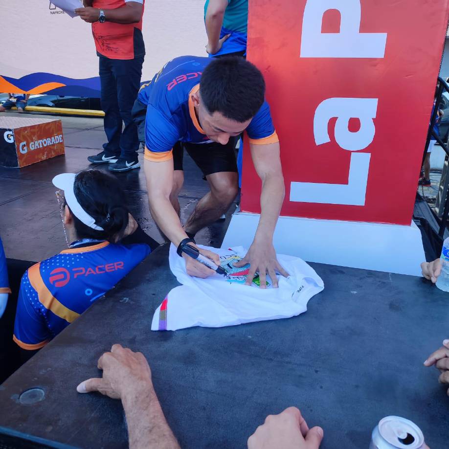 Decenas de personas se acercaron a Shin para saludarlo y algunos le pidieron su autógrafo.